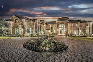 How much does it cost to build a new luxury home per sq ft?