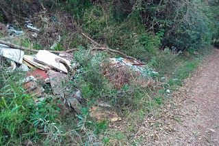 Exemplo de local com deposição irregular de lixo na Bacia Hidrográfica do Rio das Pedras. Foto: Cléber Moletta/Rádio Cultura FM Guarapuava.