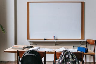 Haruskah Diskusi Dihentikan Saat Waktu Salat Tiba?