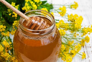 How does honey affect blood sugar levels?