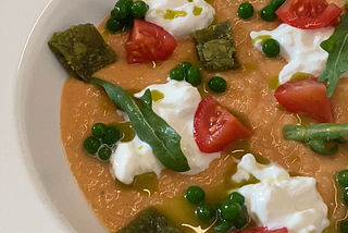 Crema di pane aromatizzata con acqua di pomodoro, stracciatella, pomodorini freschi e rucola in tre…