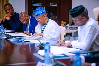 Vice president Nigeria Yemi Osinbajo With Security Persons in Meeting
