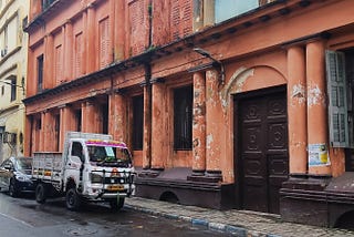 This building that I clicked, which is right opposite to Tagore’s residence, must have once looked modern and grand.