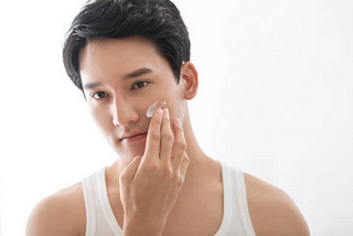 6 Urutan Pemakaian Skincare Pria yang Benar