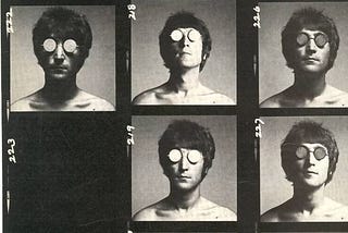 Múltiples negativas de una sesión de fotos de John Lennon realizada por el fotógrafo Richard Avedon en 1967.