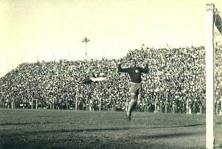 Ao longo da história, seis jogadores de linha do Internacional precisaram assumir posição de…