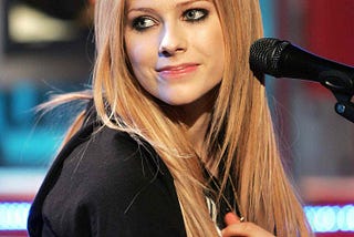 Avril Lavigne: A Rockstar’s Journey Through Music and Resilience