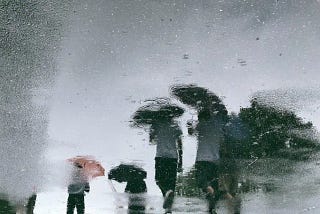 Hujan mana yang tak pernah mampu membuatku merindukanmu.