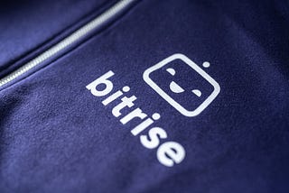 Imagem de uma blusa de moletom com a logo e nome do bitrise.