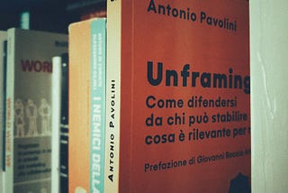 Ho scoperto un nuovo mestiere: lo scorniciaio.