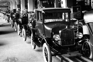 Row of Model T cars. Source: http://acabrerahistory12.weebly.com/uploads/8/8/0/9/8809455/9270329_orig.jpg