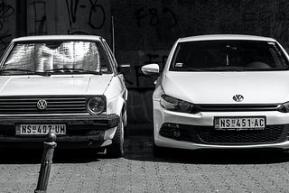 Foto que muestra dos autos: uno antiguo y uno nuevo del mismo modelo. Por eso, la lectura de foto es las nuevas tasas de intercambio: ¿una mera actualización o un cambio de modelo?