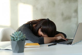 Ciri Burnout Saat Kerja, dan Cara Mengatasinya Agar Tetap Produktif