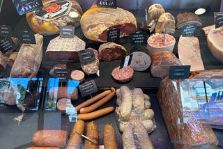 L’étal du boucler, la baisse démographique des lycées et les délires de l’extrême droite