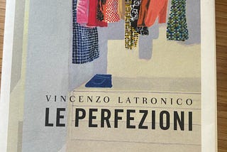 cover of the Italian-language edition of the novelLe Perfezioni by Vincenzo Latronico, depicting a painting of the interior of a closet with colourful clothes on hangers