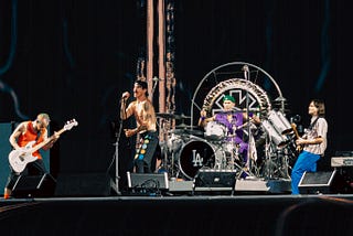 Mencoba menelusuri kenapa Red Hot Chili Peppers tak kunjung ‘manggung’ di Indonesia