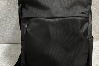 方便攜帶 3C用品的新背包 Incase — City Compact Backpack With 1680D 簡單開箱