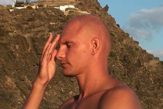 Breatheology — Stig Severinsen touching his forehead and activating his 3rd eye