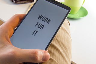 libri motivazionali ritorno in ufficio smartphone con frase motivazionale