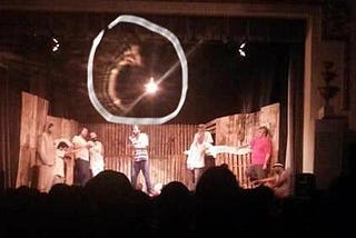 APARIÇÃO FANTASMAGÓRICA DURANTE PEÇA DE TEATRO.