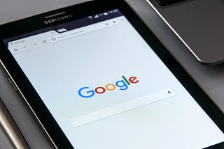 Foto del buscador de Google en una tablet de Samsung