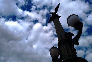 Céu nublado e iluminação de rua clássica