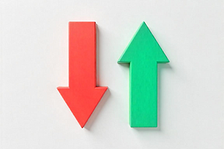 Red down arrow and green up arrow symbolising Coinbase’s stock decline and Robinhood’s rise, reflecting a bearish outlook on COIN.