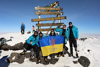 On Uhuru Peak, the highest point in Africa, five Ukrainian heroes unfurled a six-meter Ukrainian…