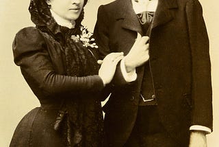 Marcela Sánchez and Elisa Gracia in 1901 posing for a picture