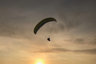 El más grande atentado contra nuestra felicidad: VIVIR SIN ESTAR PRESENTES