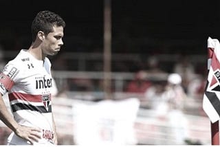 Hernanes concentrado para cobrança de escanteio — Foto: Rubens Chiri/São Paulo FC