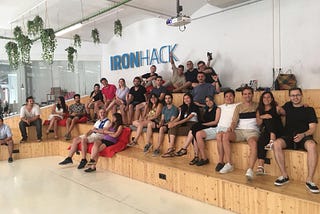 todos los alumnos de mi cohort en las gradas de Ironhack