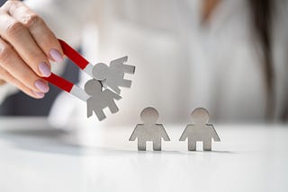 Yakınımızda Olan ve Tanıdık Gelen Kişiler Daha mı Çekici Oluyor?