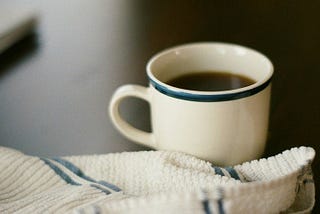 Satu Gelas Kopi dan Belasan Sudut Kosong