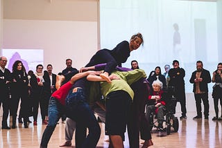 El curador como contratista