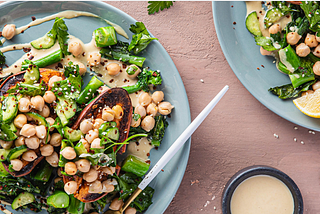 純素食譜：胡麻鷹嘴豆內餡烤地瓜Stuffed Sweet Potatoes with Cucumber Chickpea Salad & Miso Tahini