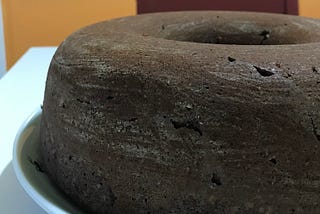 Foto de um bolo de chocolate ainda não partido.