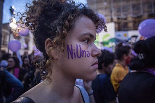 “Ni una a menos” chega ao Rio, e primavera feminista floresce outra vez no Centro.