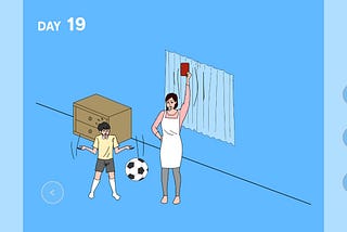Mulher alta com macacão segurando um cartão vermelho com um apito na boca, ao seu lado uma criança com calças cinzas e blusa amarela deixando uma bola de futebol cair no chão. Fundo azul com o texto “Dia 19” no canto superior esquerdo. No cenário há uma cômoda com duas gavetas de madeira e uma cortina azul clara.