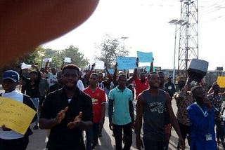 Michael Okpara Students Block The Road Umuahia — Ikot Ekpene Due To The Demise Of An Associate A…