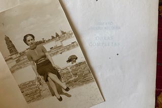 Tengo una foto de mi bisabuela en la que está echándose un cigarrito en una azotea.