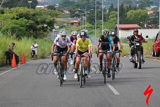 Ciclismo femenino en sube y baja