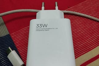 1. Pendahuluan:
   - Charger Xiaomi Type-C memiliki desain simpel dan fungsional.