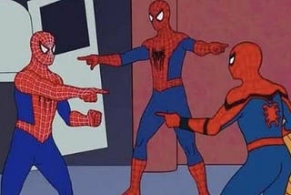 Três Spider-Man apontam uns aos outros.