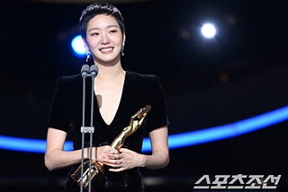 คิมโกอึน กล่าวขอบคุณหลังได้รับรางวัลงาน Blue Dragon Film Awards ครั้งที่ 45