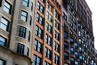 A photo of buildings in Chicago that reflext the Chicago Scool of Architecture’s design characteristics.