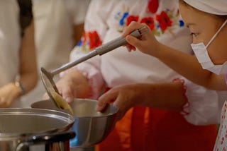 Connecting cultures — Ukrainian refugee Natalliya inspires Japanese children with tastes from her…