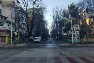 Tiranë: si do t’ja bëjmë mikut vdekjeprurës të koronavirusit, ndotësit PM2.5 ?