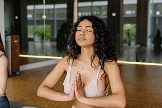 Meditation: A Simple Guide to Achieving Calm and Clarity