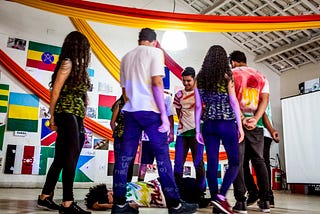 [Cenpec] Participantes do Jovens Urbanos apresentam dança sobre genocídio negro